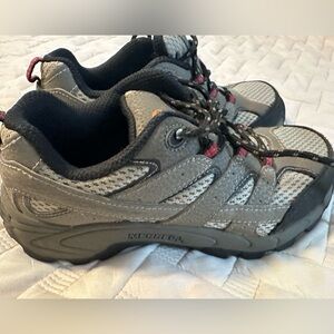 Boys Size 1 hiking sneaker